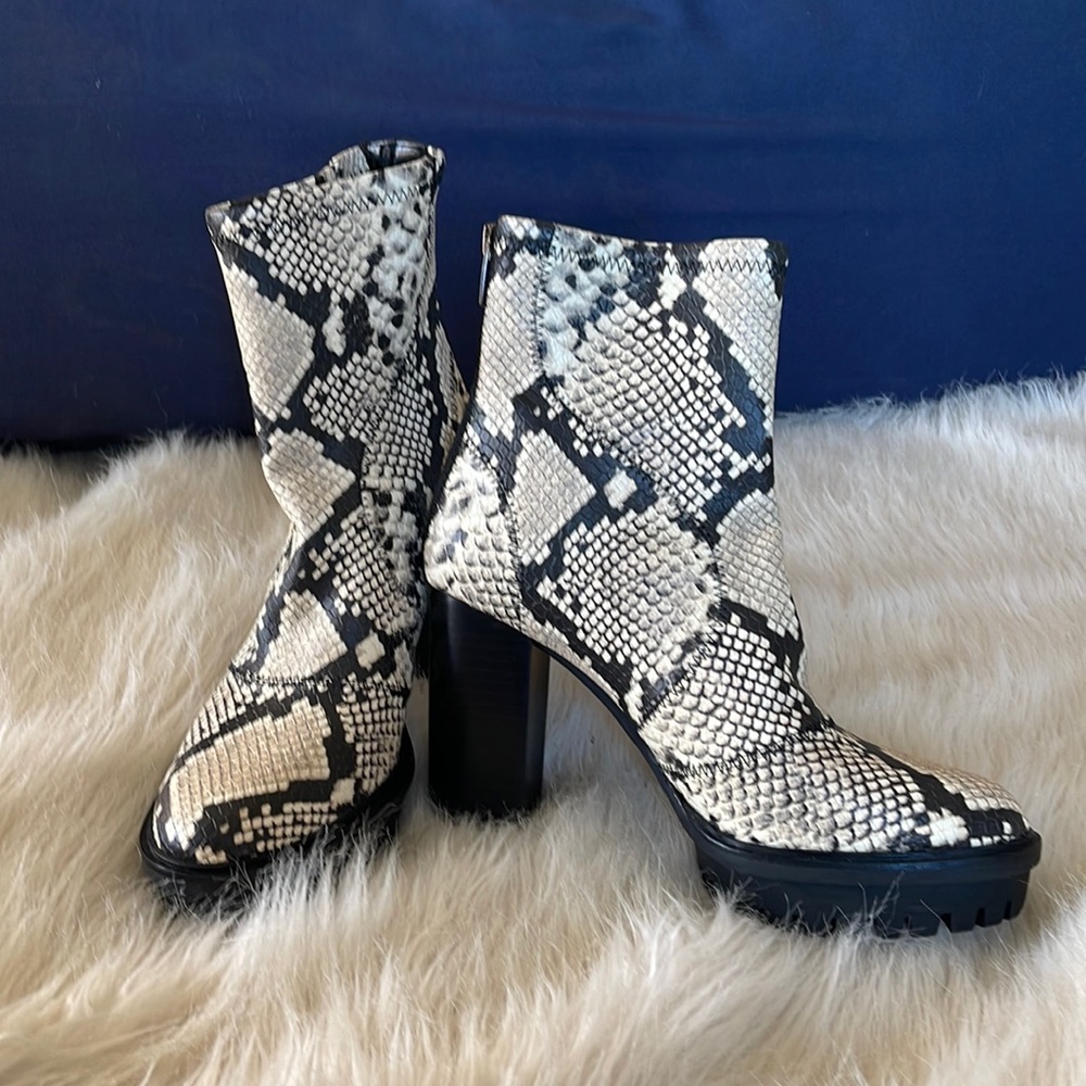 Vince Camuto Erettie Platform Stretch Bootie snake print, like new Size 9.